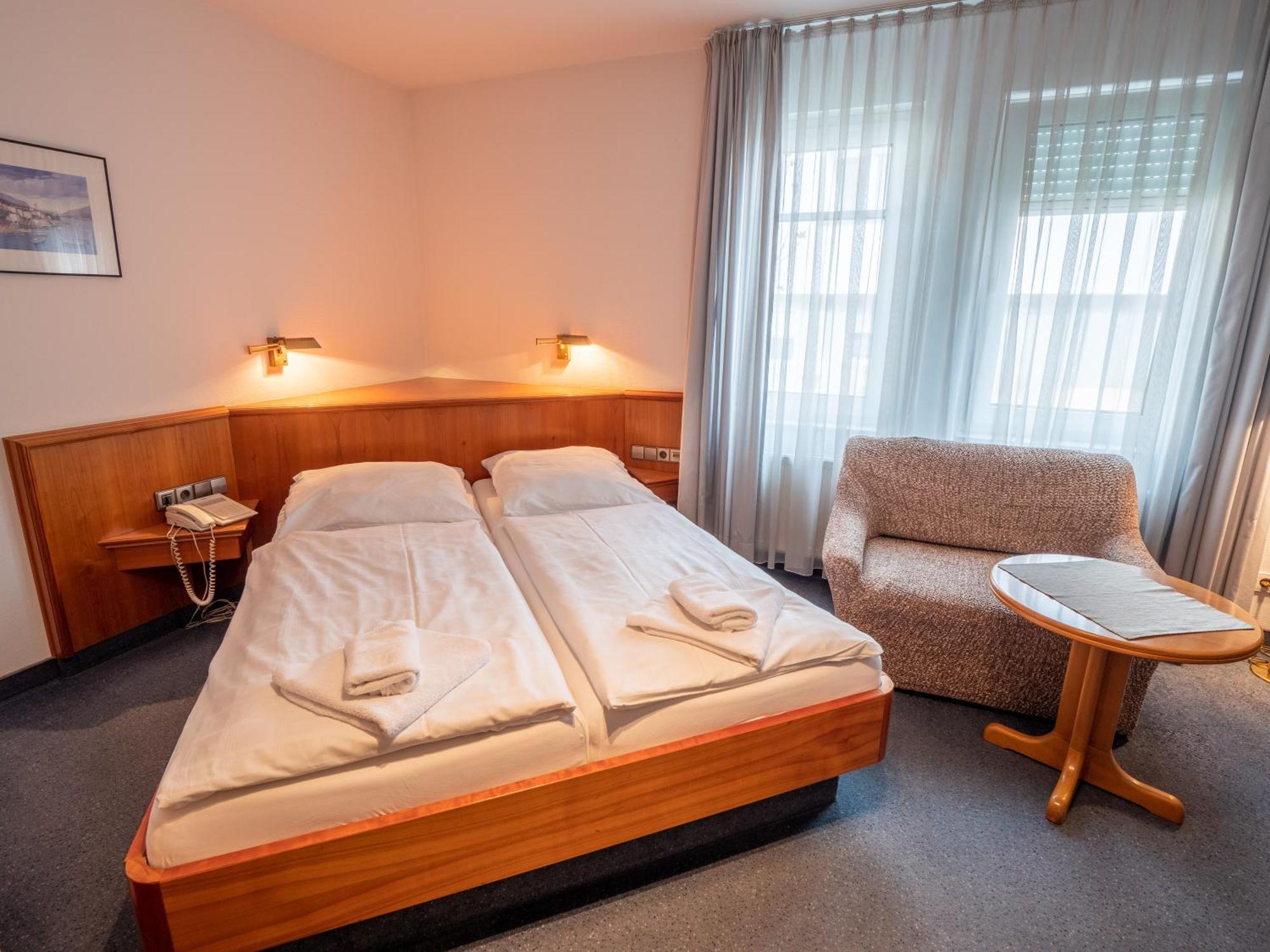 Hotel Pflum Mit Gaestehaus Nuertingen Room photo