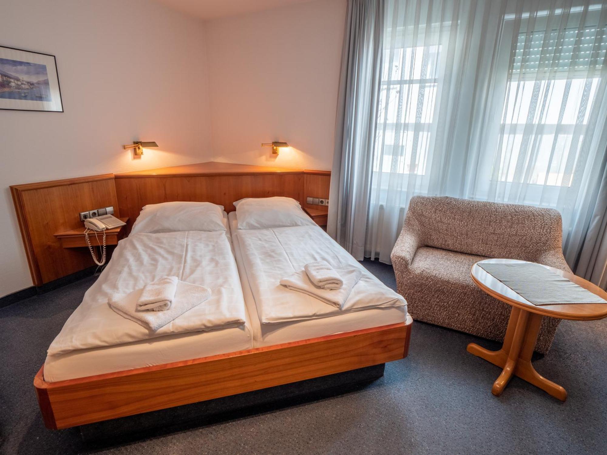 Hotel Pflum Mit Gaestehaus Nuertingen Room photo